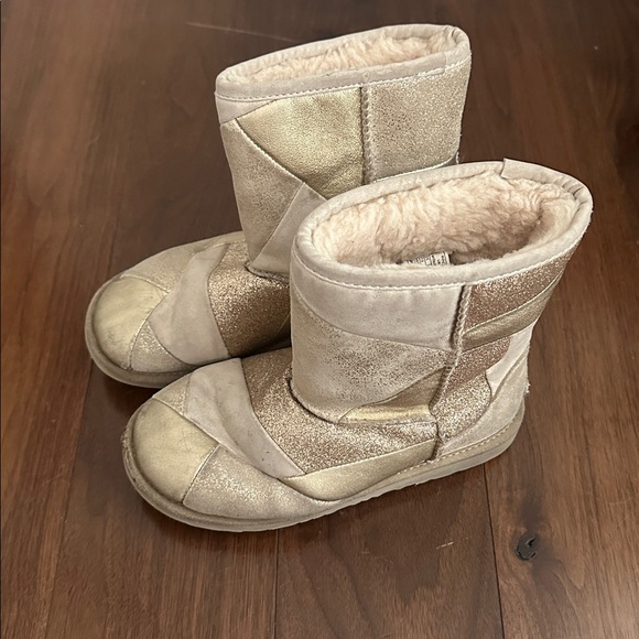 UGG Cream and gold Glitter Sheepskin girls Boots - Picture 1 of 6